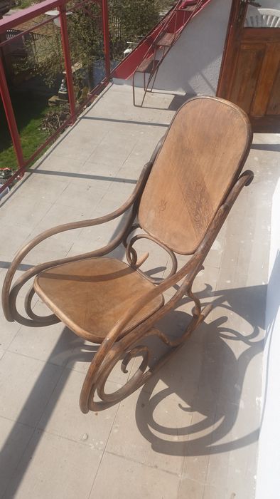 Două balansoare din lemn masiv – stil clasic/vintage