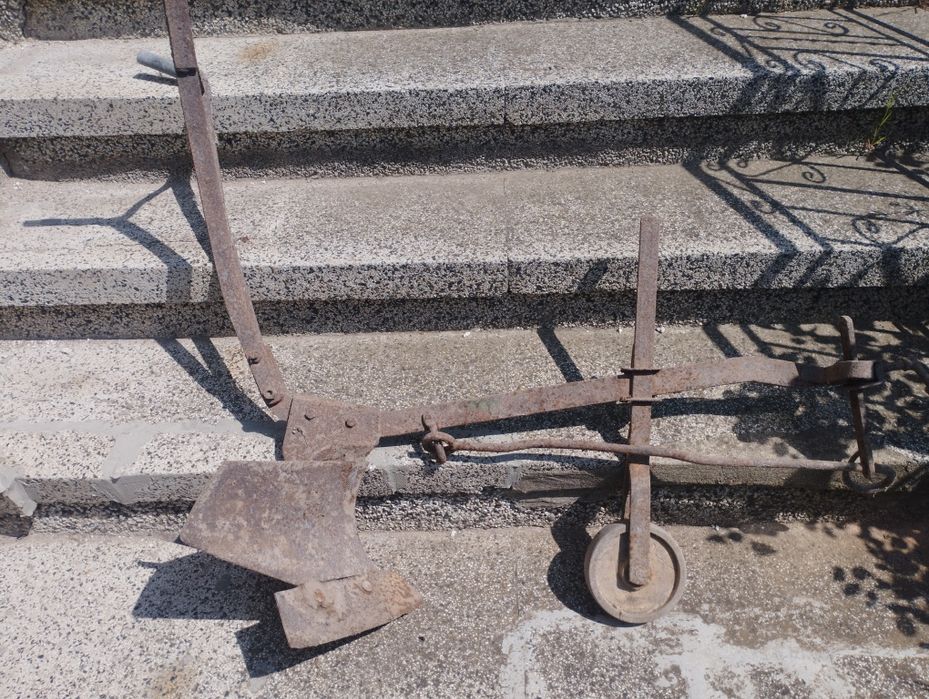 Плуг и търмък за оран.