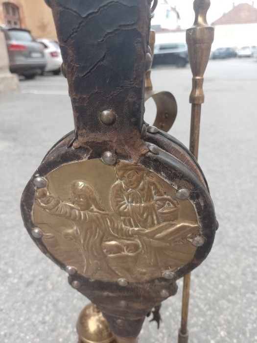 Set ustensile pentru șemineu din bronz ,piese cu o lucrătură de