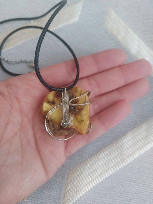 Кулон-брошь из янтаря