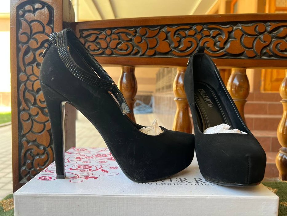 Qzil va qora tufli 1arotaba kiyilgan razmeri 38