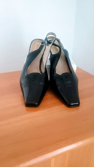 Pantofi negri cu baretă ,damă.