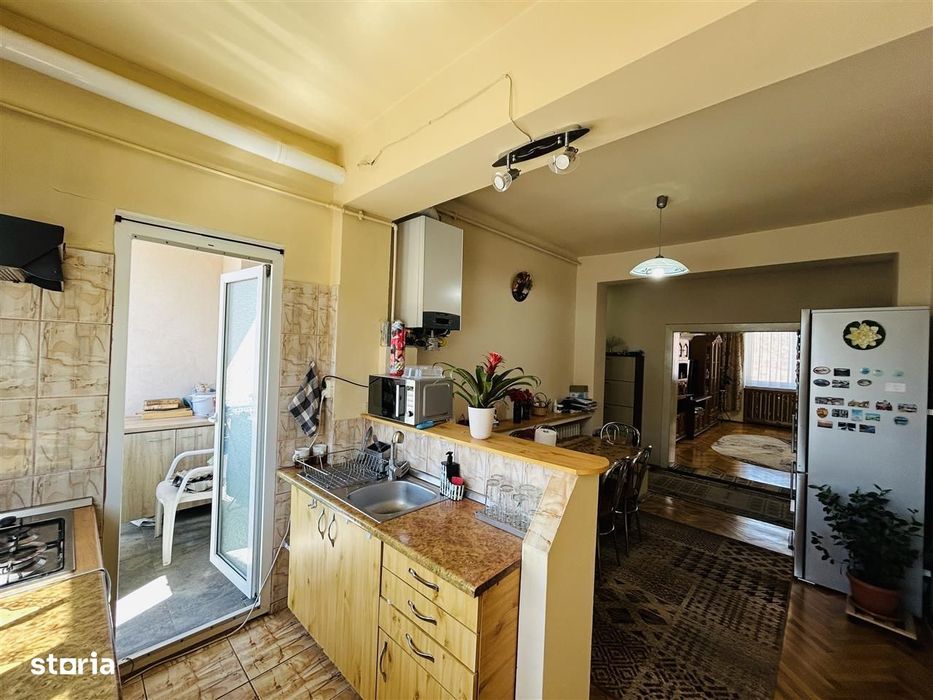 Casa de vanzare – 4 camere, demisol amenajat, curte – Piata Cluj