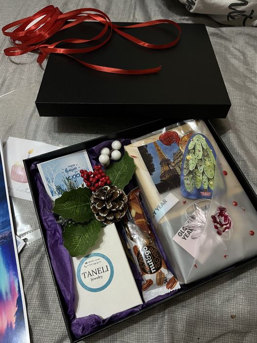 Подарочный бокс с книгой, браслетом и вкусняшкой