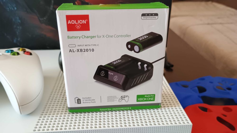 Xbox one S, 1 TB, игри, зарядно, калъфи