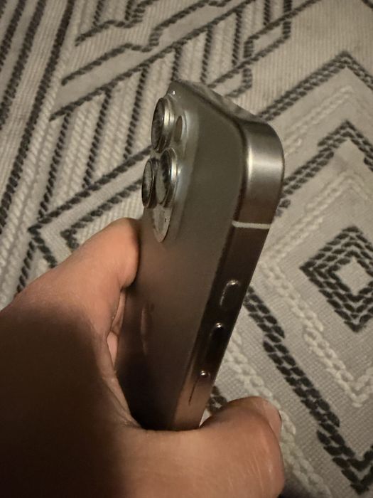 Продавам Iphone 15 pro 256gb