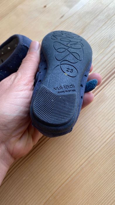 Много запазени и стилни момичешки обувки от чиста кожа