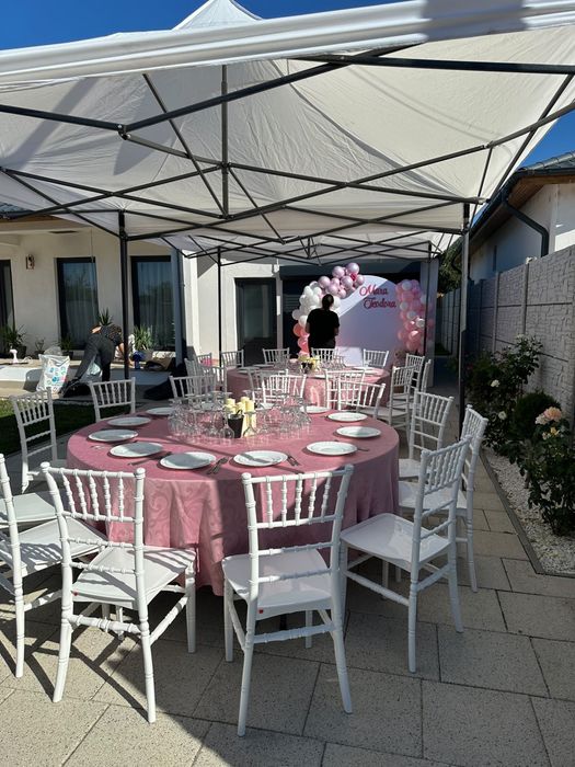 Mese, scaune, pavilioane și aranjamente florale