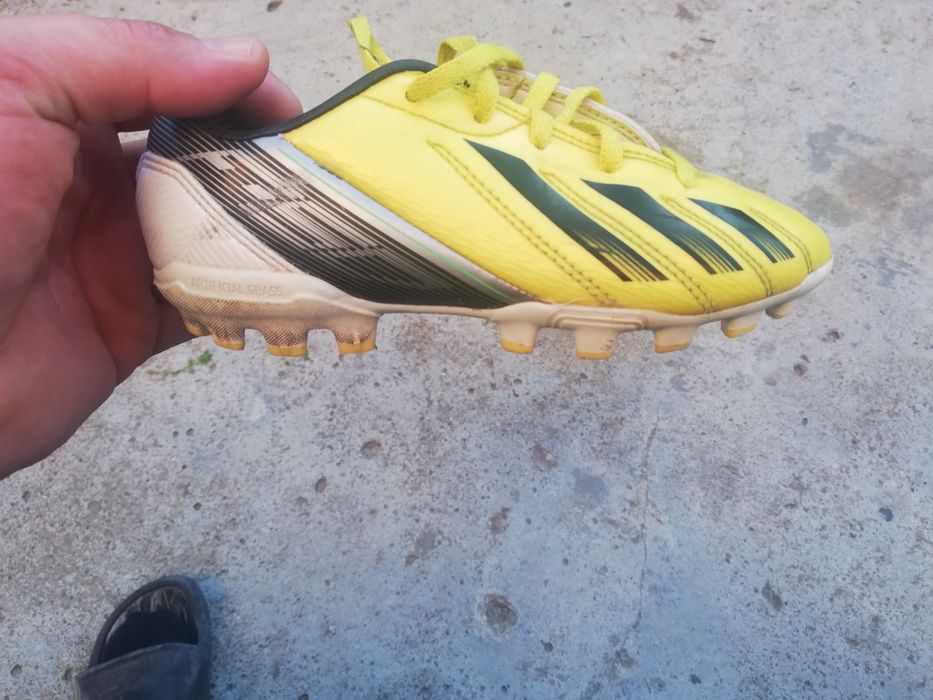 Бутонки . Адидас!