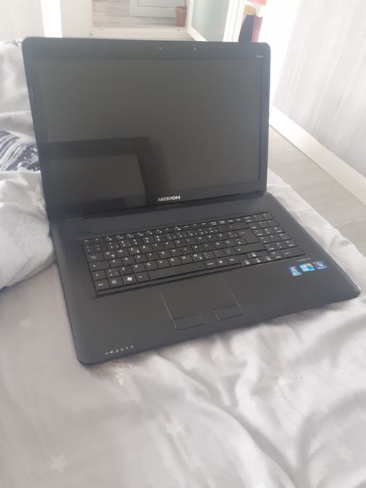 Vând laptop akoya Windows 11