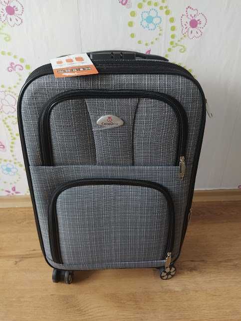 чисто нов куфар размер 20