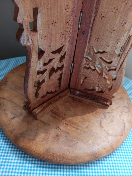 Măsuță veche din lemn sculptata, Pliabila 32/28,5 cm, De colectie