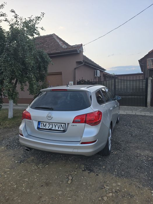 Vând Opel Astra J Sports Tourer