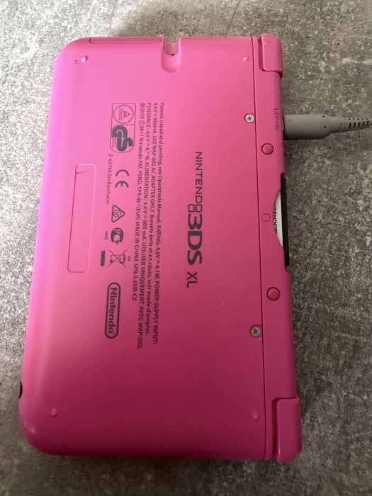 Nitendo 3DS XL  cu un ecran spart