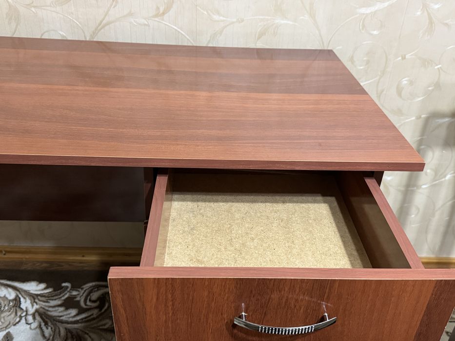 Офисный стол, в отличном состоянии.