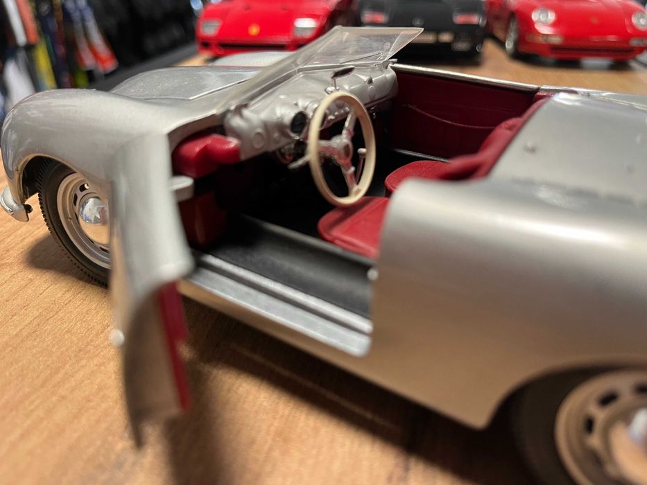 Метална колекционерска количка  модел PORSCHE 356A Cabrio 1960 1:18