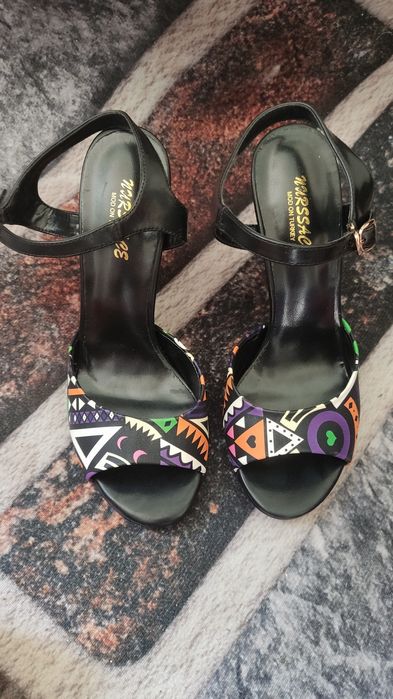 Босоножки на каблуке