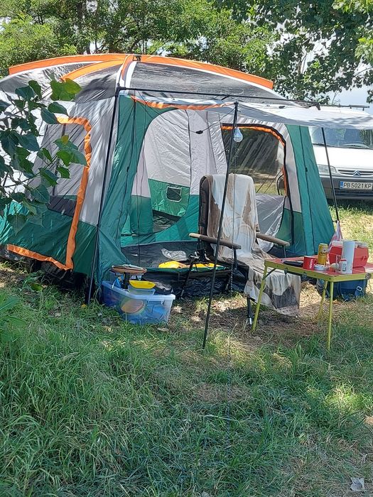 Чисто нова палатка, 8 местна,3 отделения. Размери: д-6м, ш-3м, в2,10м.