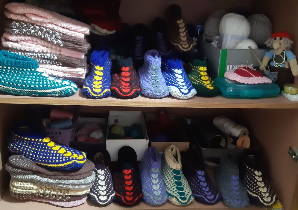 Варежки, носки и следки ручной работы.