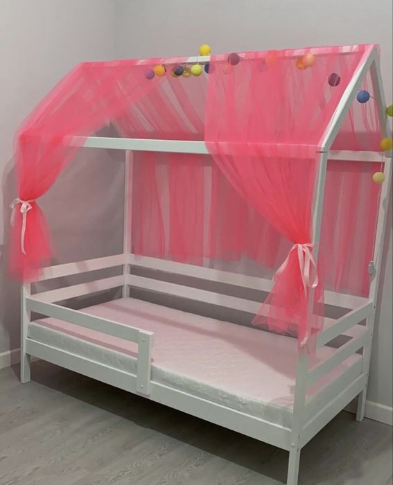 Продам кроватку дом с матрасом