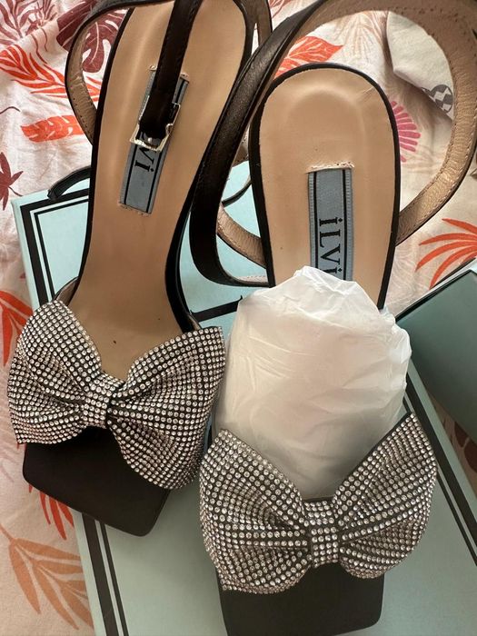 Стильные босоножки с блестящим бантом