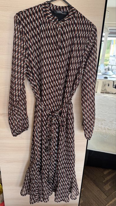 Елегантна рокля с кафяв, черен и златист десен. Ежедневна и официална