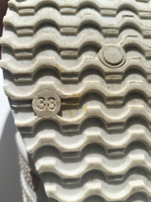 Женские кроссовки 38 размер