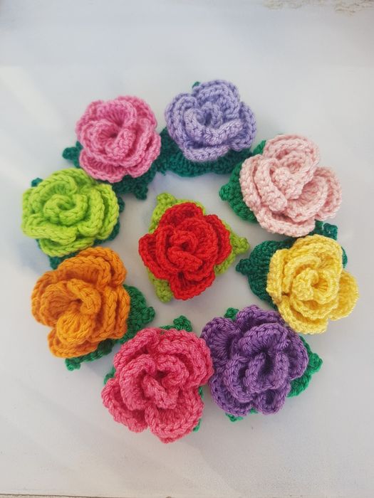 Broșe - mini trandafiri croșetați