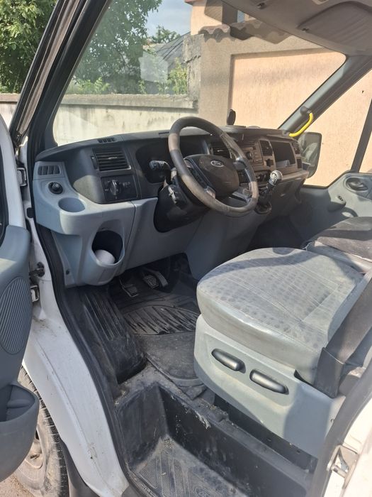 Mașina Ford Tranzit