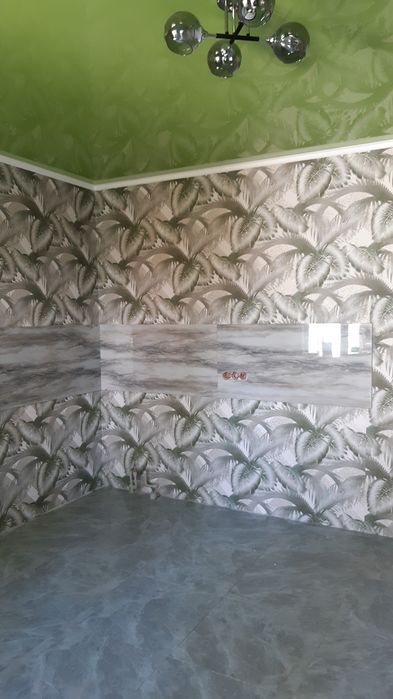 Клеем обой, галтели, побелка.