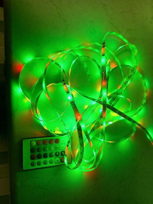 BANDA  LED  -5m ,multicoloră cu telecomanda -nouă