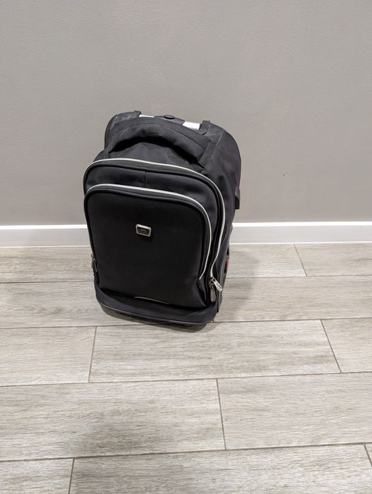 Черна раница с колела