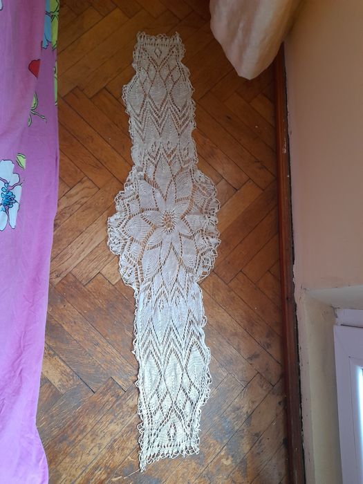 Дантела каре на една кука и куки за плетене