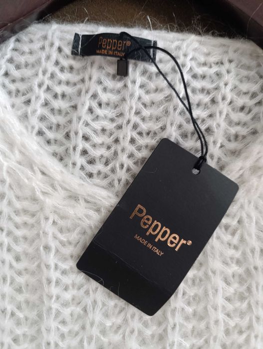 Нов ,бял пуловер.