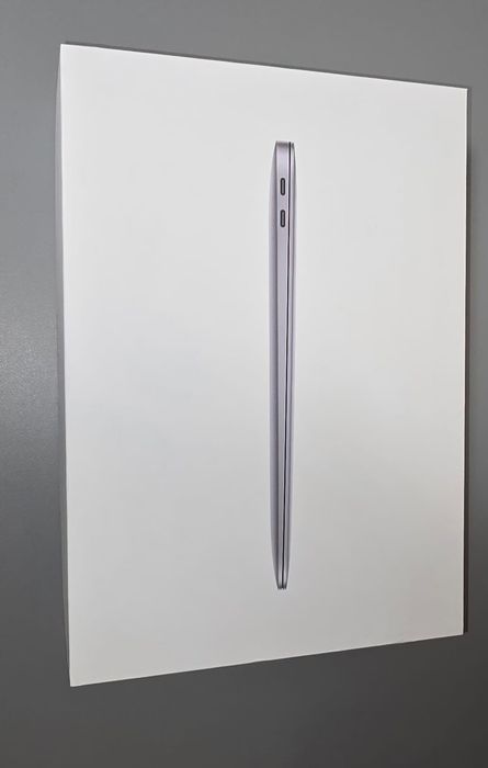 Vând MacBook Air 13 True Tone