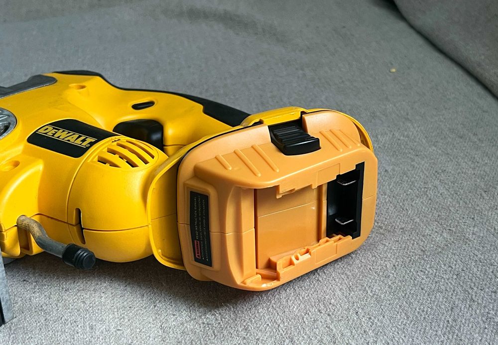 Fierastrau pendular DeWalt DC330 18V fara accesorii stare buna