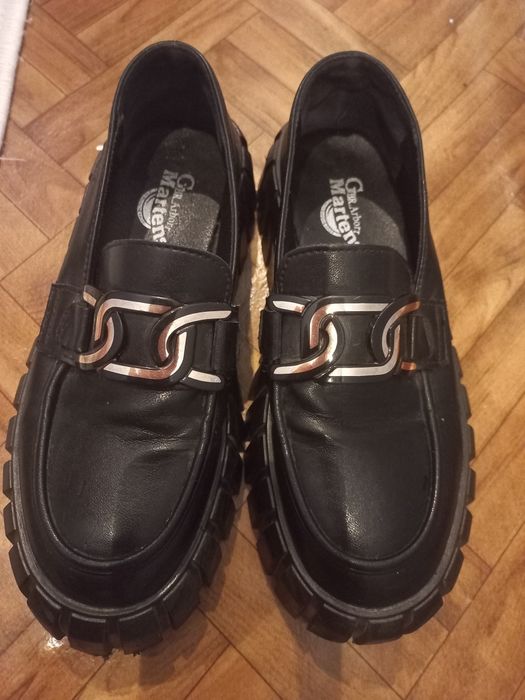 Продам женские черные туфли