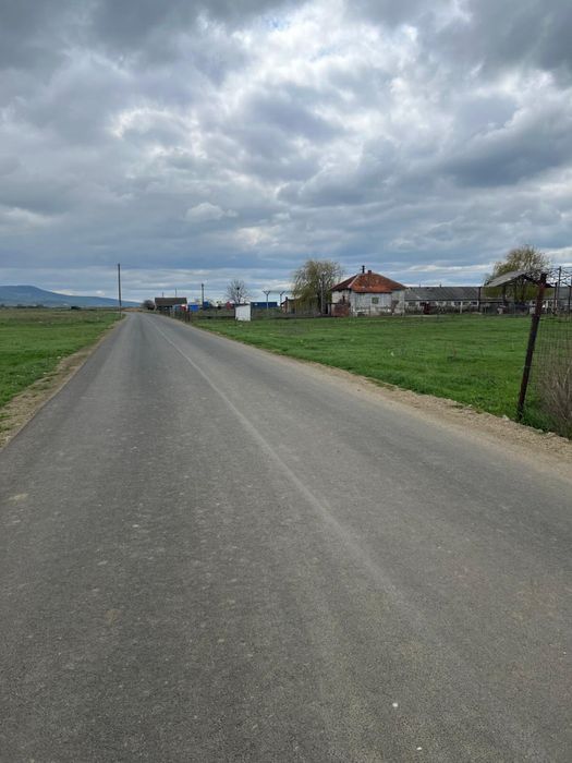 Vand teren cu cladire in comuna Siria