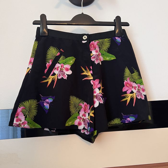 Pantaloni scurti River Island marime 36 S negru model floral