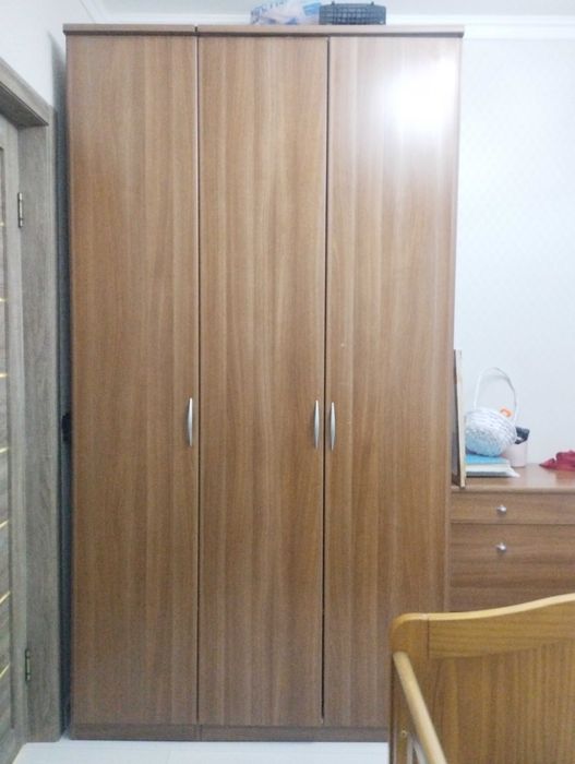 Шкаф с комодом и 2 тумбочки.