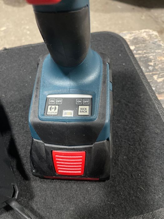 makita profesională grs 18v-90 acumulator  de 4ah și încărcător .