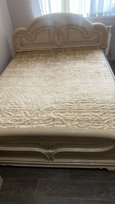 Продаю спальний гарнитур