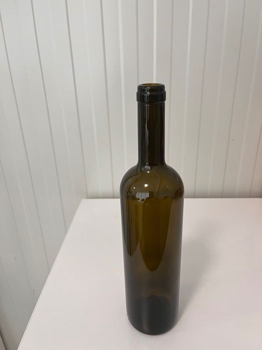 Стъклени бутилки за вино и ракия