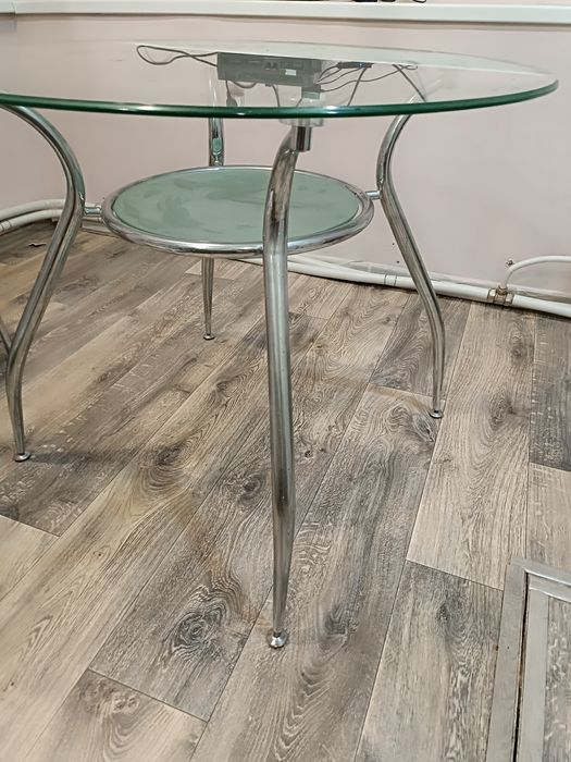 Продам стеклянный кухонный стол