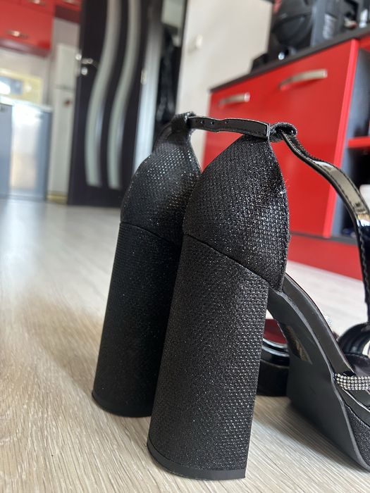 Рокля размер М и токчета 39 номер