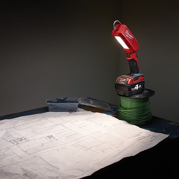 Акумулаторен Фенер MILWAUKEE M18IL-0 18V   300 лумена  LED