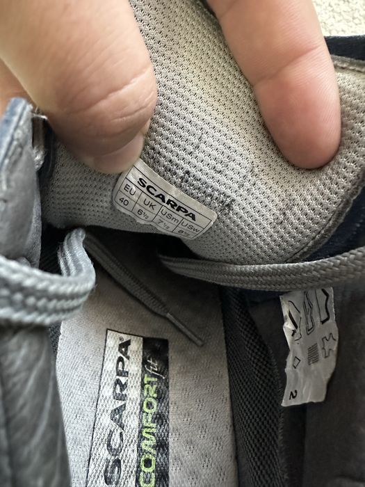Aceasta este o pereche de pantofi Scarpa Mojito Mid GTX.