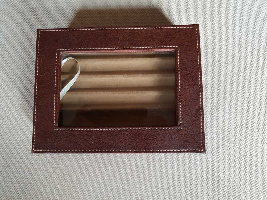 Cutie-vitrina pentru 6 stilouri