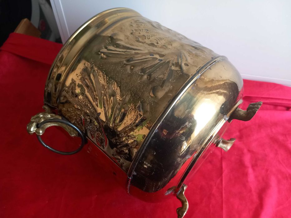 Градинска Кашпа, Драконови Глави, Голям Месингов Съд с Позлата