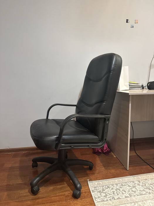 Продается офисное уоесло кожаное